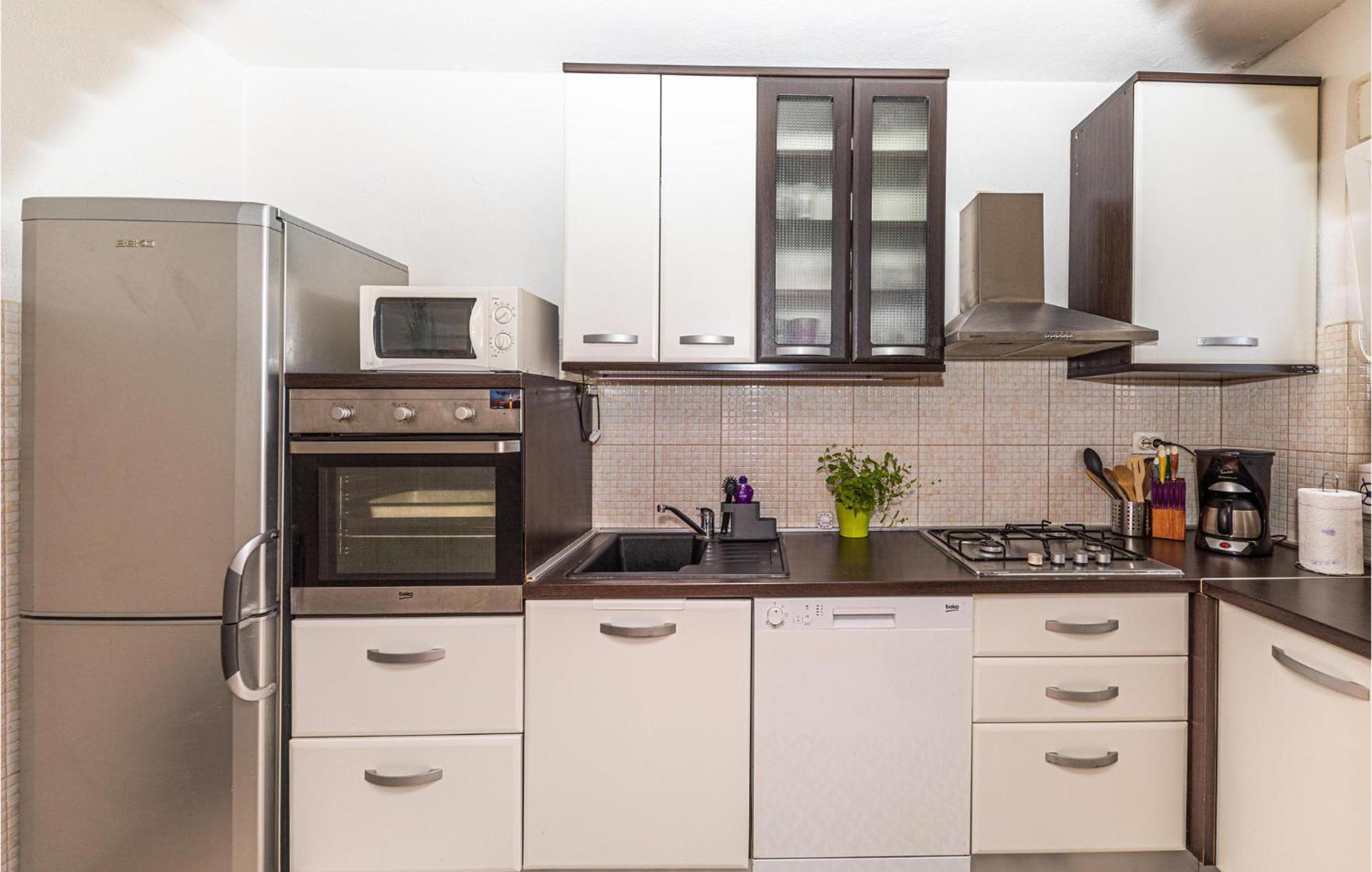 2 Bedroom Beautiful Apartment In Okrug Gornji Трогір Екстер'єр фото