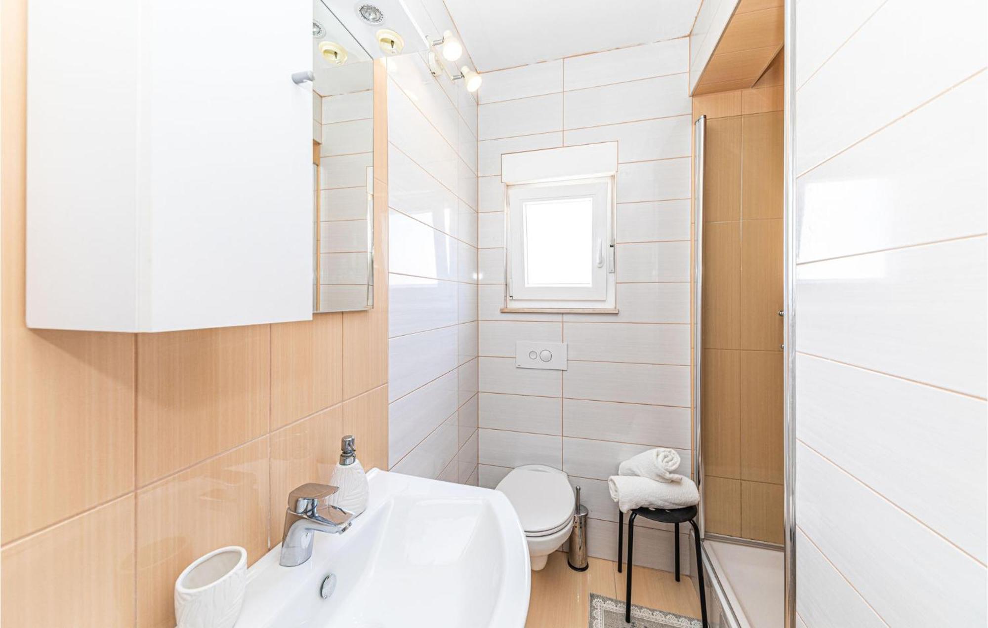 2 Bedroom Beautiful Apartment In Okrug Gornji Трогір Екстер'єр фото