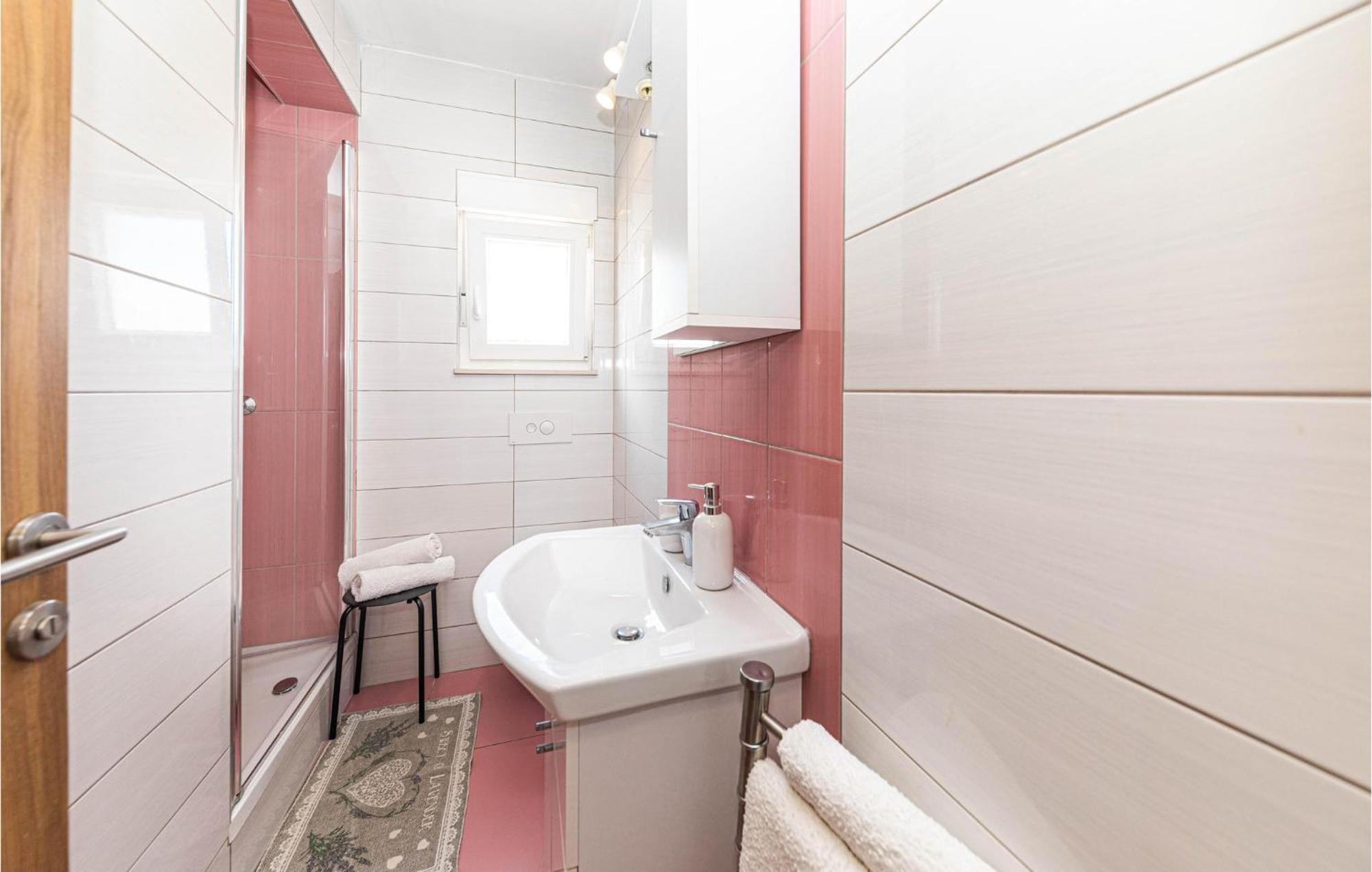 2 Bedroom Beautiful Apartment In Okrug Gornji Трогір Екстер'єр фото