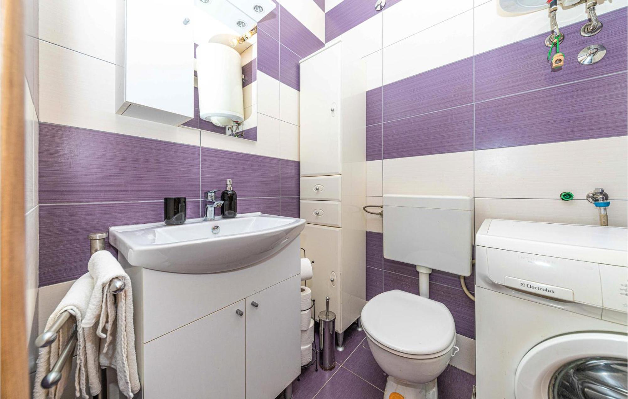 2 Bedroom Beautiful Apartment In Okrug Gornji Трогір Екстер'єр фото