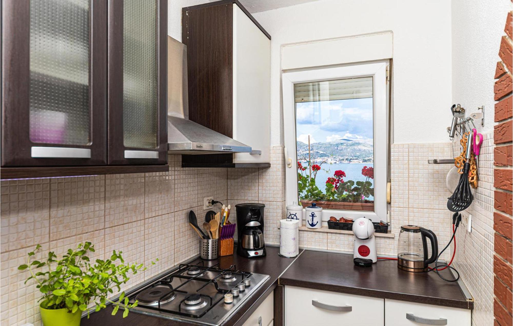 2 Bedroom Beautiful Apartment In Okrug Gornji Трогір Екстер'єр фото
