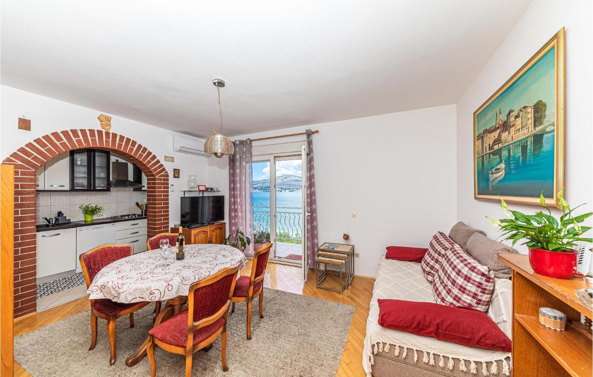 2 Bedroom Beautiful Apartment In Okrug Gornji Трогір Екстер'єр фото