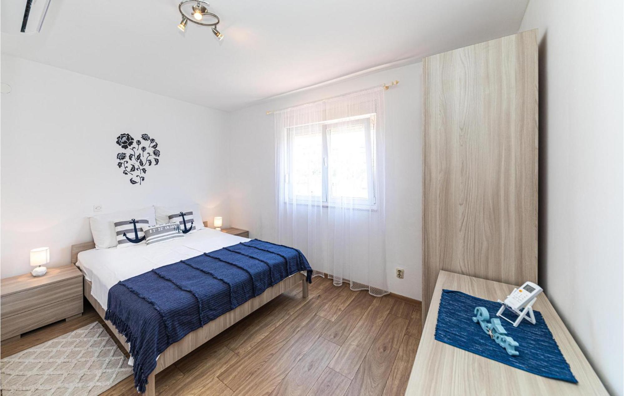 2 Bedroom Beautiful Apartment In Okrug Gornji Трогір Екстер'єр фото